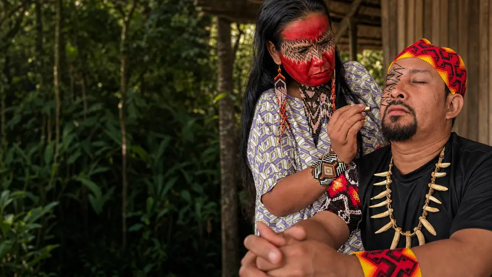 Mami realizando a pintura tradicional em Yawakashahu